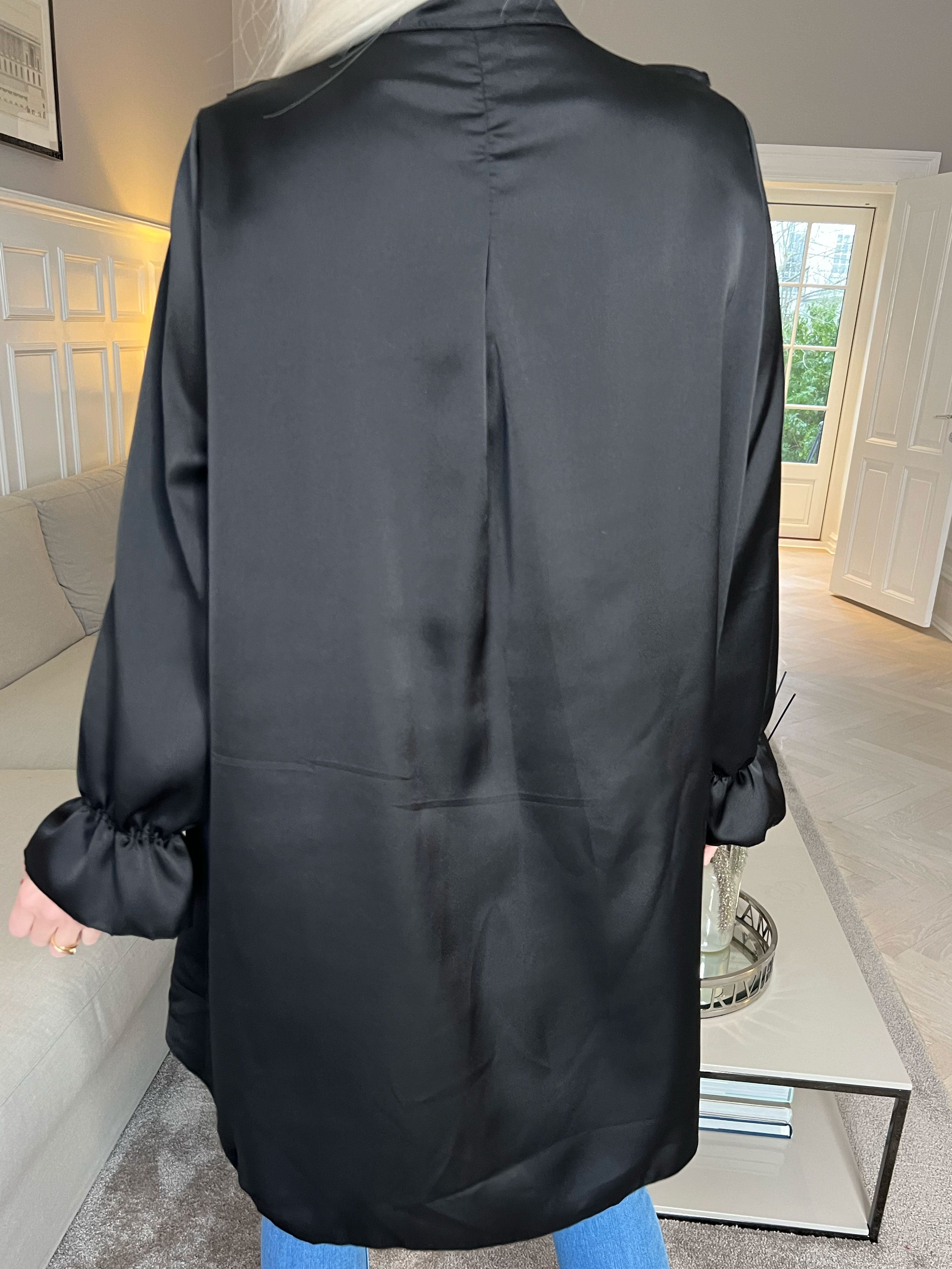 FÖRHANDSBESTÄLLNING - Abira - Enfärgad skjortklänning i silkelook med volanger